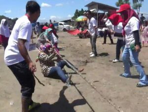 Peringati Hut RI , Warga Pesisir Pantai Kolaka Ikuti Berbagai Macam Lomba