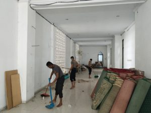 Jelang Bulan Suci Ramadhan, Polres Konawe dan Masyarakat Bersihkan Masjid Agung Babussalam