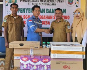 Peduli Stunting, PT BSJ Salurkan Bantuan Susu dan Omega Tiga di Desa Boenaga