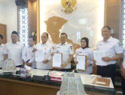 Bupati Konawe Serahkan Aset Tanah dan Bangunan Kepada Bawaslu Konawe