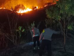 Polres Konawe Bersama Tim Gabungan Padamkan Karhutla di Kawasan Hutan Watumohai